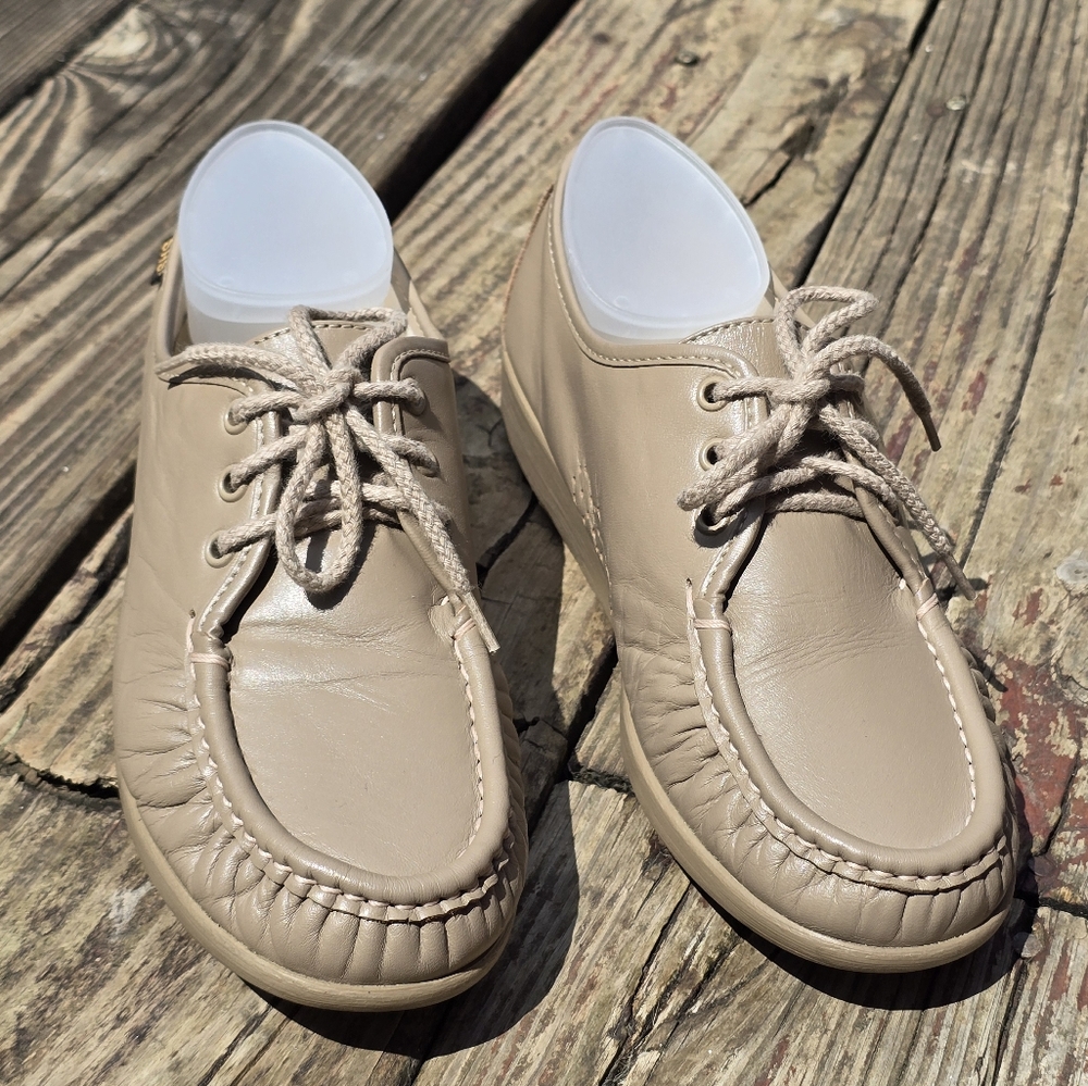 Like New SAS Women's Siesta Loafer Size 8.5M Lace Up Beige Leather